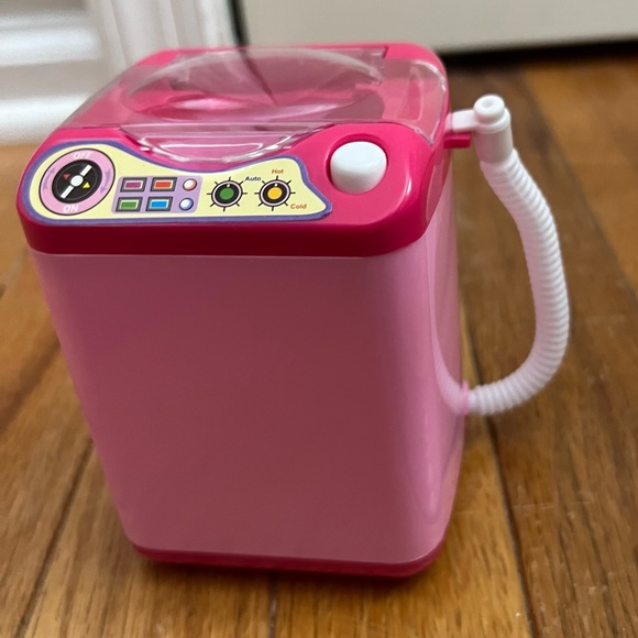 Beauty Blender, Makeup Sponge, & Brushes Washing Machine - Picture 1 of 6